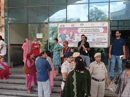 मंडी के नेरचौक मेडिकल कॉलेज को बम से उड़ाने की धमकी के बाद बाहर निकले मरीज और तीमारदार।