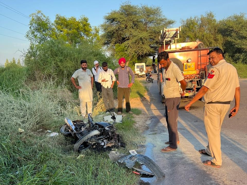 सिरसा में 3 वाहनों की टक्कर, 3 युवक घायल:  पहले इनोवा से टकराई बाइक, फिर स्कूटी भिड़ी, आग लगने से बाइक जलकर खाक – nathusari kalan News