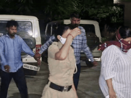 बीडीपीओ पूजा शर्मा और हीरालाल ठेकेदार को लेकर आती ACB टीम।