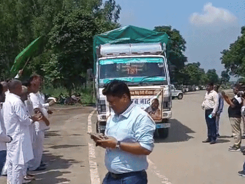 पंचकूला में पंजाब के लिए बाढ़ सामग्री रवाना करते हुए BJP प्रदेशाध्यक्ष माेहनलाल बड़ौली और प्रभारी सतीश पूनिया। - Dainik Bhaskar