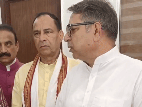 पंचकूला पार्टी कार्यालय में पत्रकारों से बातचीत करते हुए BJP प्रभारी सतीश पूनिया।
