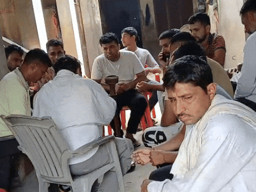 गांव रोहेड़ा में शहीद नरेंद्र सिंधु के घर पर मौजूद ग्रामीण।