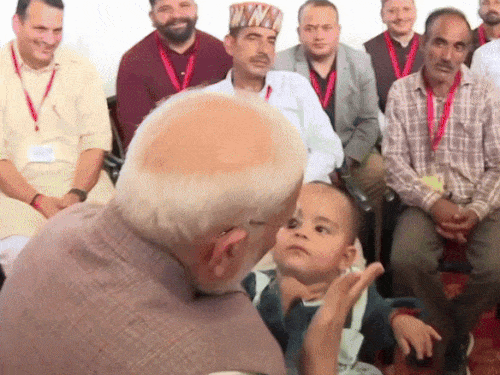 हिमाचल प्रदेश में हवाई सर्वेक्षण करने के बाद प्रधानमंत्री नरेंद्र मोदी बाढ़ में माता-पिता और दादी को खोने वाली नितिका से मिले। - Dainik Bhaskar