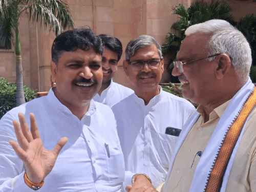 विधानसभा में डिप्टी CM ने पूर्व-मंत्री को बताया ‘आयुर्वेदिक नुस्खा’:  जेल से निकले नेताजी लेंगे गिन-गिनकर हिसाब; सिंघम निकला असली ‘विक्की डोनर’ – Rajasthan News