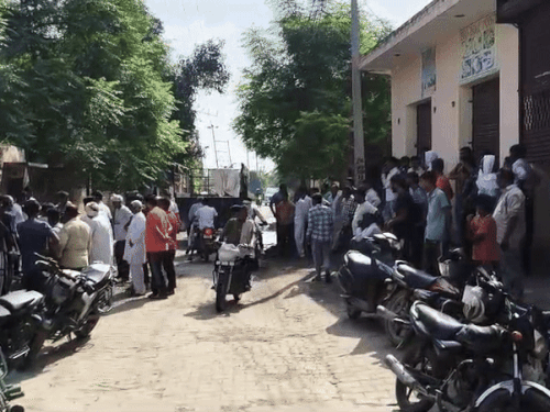 मौके पर जुटी ग्रामीणों की भीड़।