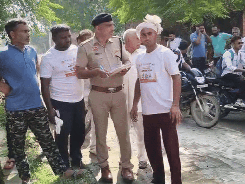 ग्रामीणों से पूछताछ करती पुलिस।