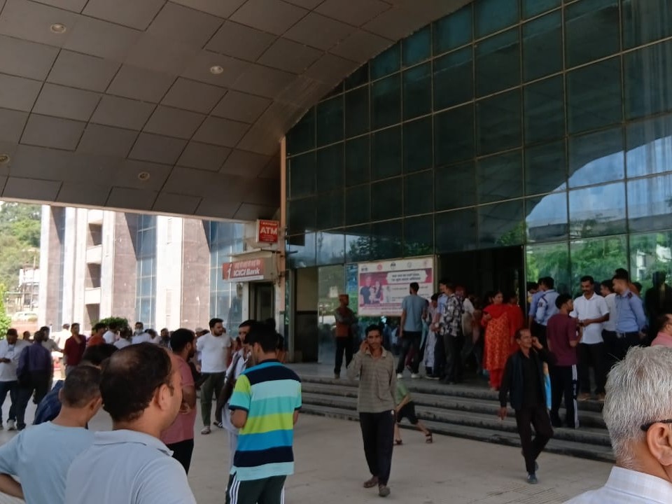 PM के दौरे के बीच अस्पताल को उड़ाने की धमकी: नेरचौक मेडिकल कॉलेज खाली कराया; मरीजों व तीमारदारों में हड़कंप - Mandi (Himachal Pradesh) News