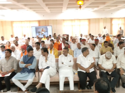 विधायक दल की बैठक में जितेंद्र गोठवाल ने जलजीवन मिशन में गड़बड़ी का मुद्दा उठाया।