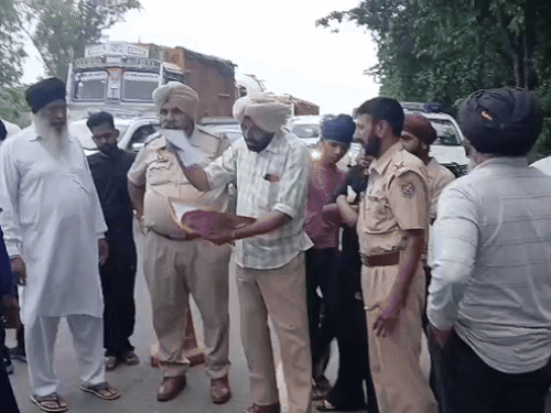 कत्थूनंगल में एक्सीडेंट की जांच करते हुए पुलिस व खड़े स्थानीय लोग।