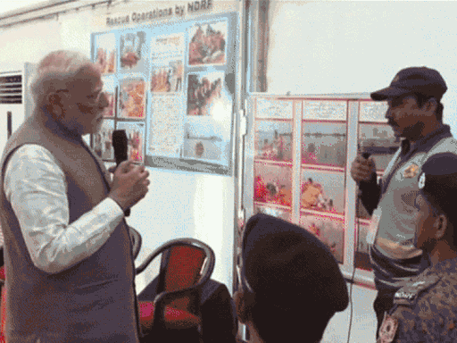 किसानों व एनडीआरएफ, एसडीआरएफ कर्मचारियों से बातचीत करते हुए प्रधानमंत्री नरेंद्र मोदी।