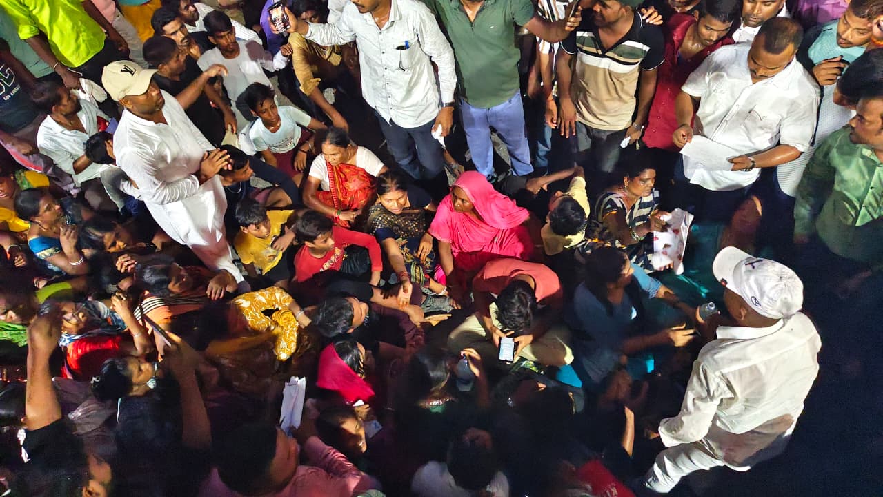 आजमगढ़ के जीयनपुर में प्रदर्शन करते परिजन और ग्रामीण।
