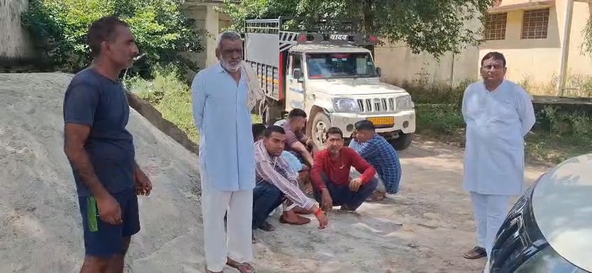 मर्डर की आशंका, परिजन बोले- रात को फोन पर बात करते हुए निकला था घर से