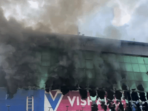 प्रेम नगर स्थित विशाल मेगा मार्ट में लगी भीषण आग। - Dainik Bhaskar