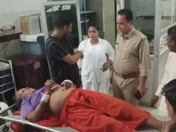 65 साल की सूरजिया बाई का जिला अस्पताल में इलाज चल रहा है।