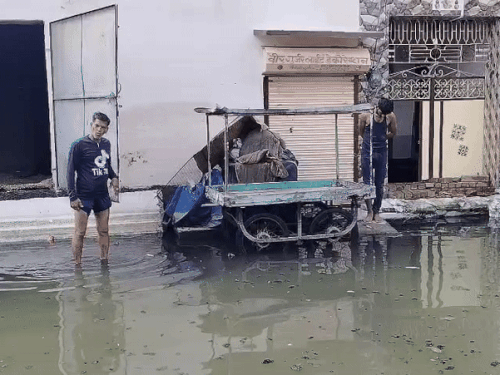घर के बाहर और अंदर बनी कुई में गंदा पानी भर गया।
