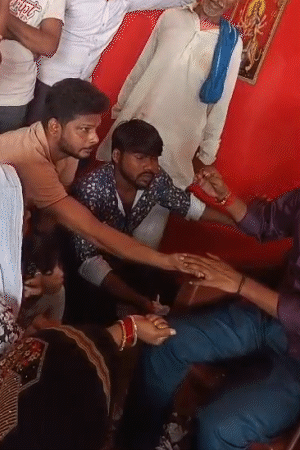 बाबा सुरेंद्र साहनी दो सिक्के लेकर हाथ पर रखता है फिर जब अपना हाथ उठाता है तो सिक्का नाचने लगता है। हालांकि एक्सपर्ट इसे ट्रिक बताते हैं।