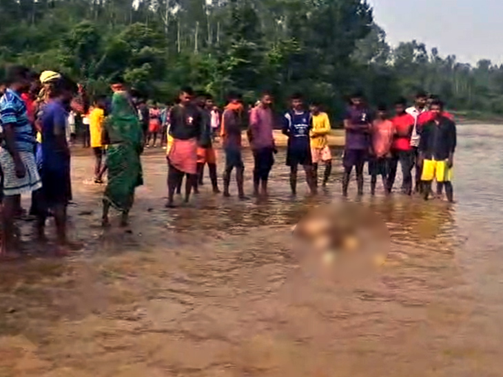 शव के पास जुटी ग्रामीणों की भीड़।