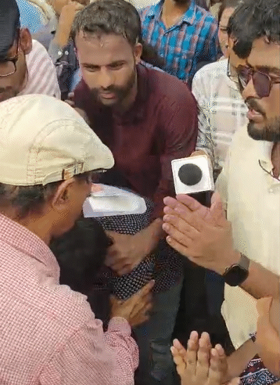 Holding the feet of Magistrate MH Khan, the candidates said that let us introduce us to ACS.