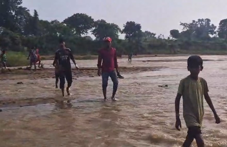 बाढ़ में बहे युवक का शव तीन दिन बाद बरामद:  नदी में बाइक धोते समय बह गए थे दो लोग, मोटरसाइकिल बचाने में गई जान – Chatra News