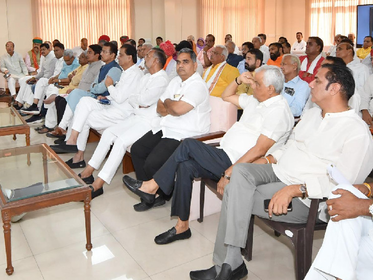 बैठक में जितेंद्र गोठवाल में जल जीवन मिशन में गड़बड़ी का मुद्दा उठाया।