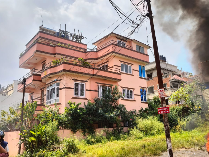 प्रदर्शनकारियों ने इस्तीफा दे चुके गृहमंत्री रमेश लेखक के घर पर मंगलवार को आगजनी और तोड़-फोड़ की।