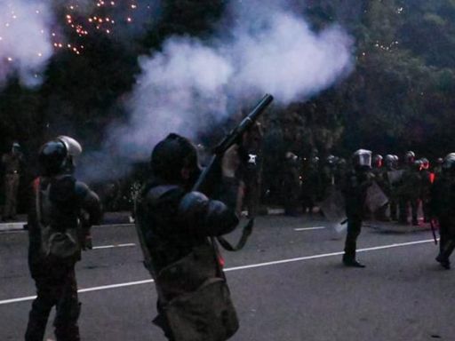 श्रीलंकाई पुलिस ने प्रदर्शनकारियों पर आंसू गैस के गोले छोड़े।