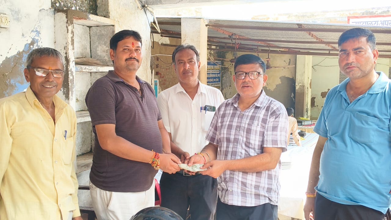 किसी ने दिए पैसे तो, किसी ने दिया सामान।