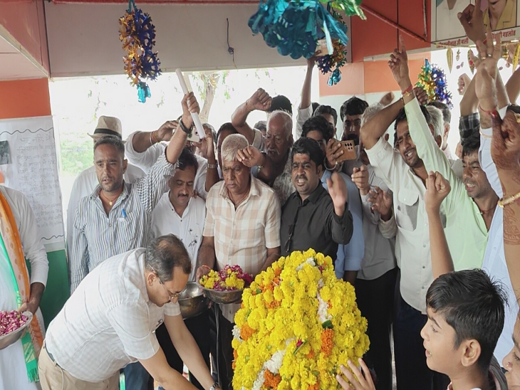 डीआरएम ने शहीद स्मारक पहुंचकर पुष्प अर्पित कर दी श्रद्धांजलि।