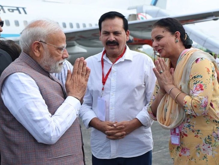 प्रधानमंत्री नरेंद्र मोदी का पठानकोट एयरबेस पर पंजाब के पूर्व सीएम कैप्टन अमरिंदर सिंह की बेटी जयइंदर कौर ने स्वागत किया।