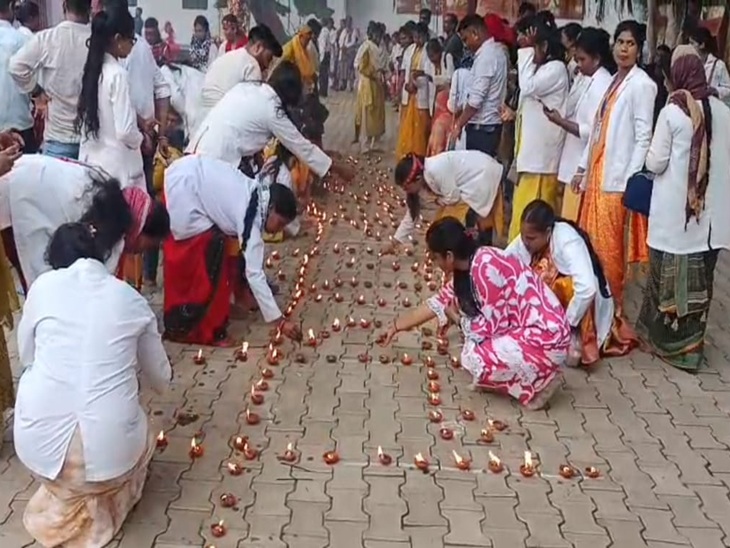 सरकार की सद्बुद्धि की कामना के साथ जलाए दीप
