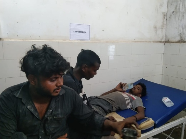 होर्डिंग लगाने के दौरान करंट लगने से युवक की मौत:  बलरामपुर में 3 युवक झुलसे, हाई टेंशन लाइन के संपर्क में आया लोहे का एंगल – Balrampur (Ramanujganj) News