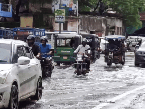 ब्रह्पुरी के बाहर मुख्य मार्ग पर पानी से गुजरने को मजबूर लोग व वाहन चालक।