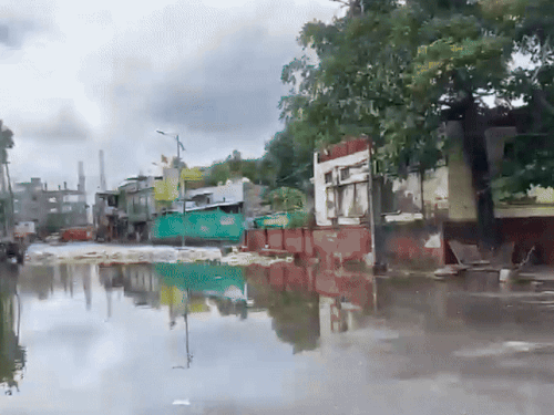 बजरंगगढ़ से फव्वारा सर्किल तक का रास्ता बंद, लोगों को घूमकर जाना पड़ रहा है।