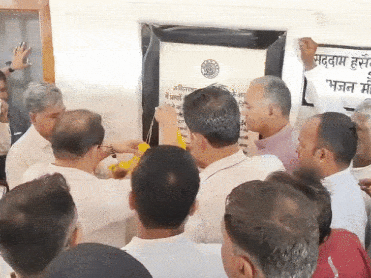 शहीदों की नाम पट्टिका पर पुष्पाजंलि अर्पित की गई।