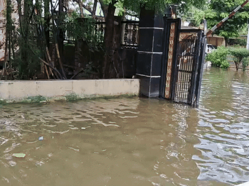 अजमेर के हाथीभाटा स्थित डिस्कॉम कार्यालय में भरा पानी।