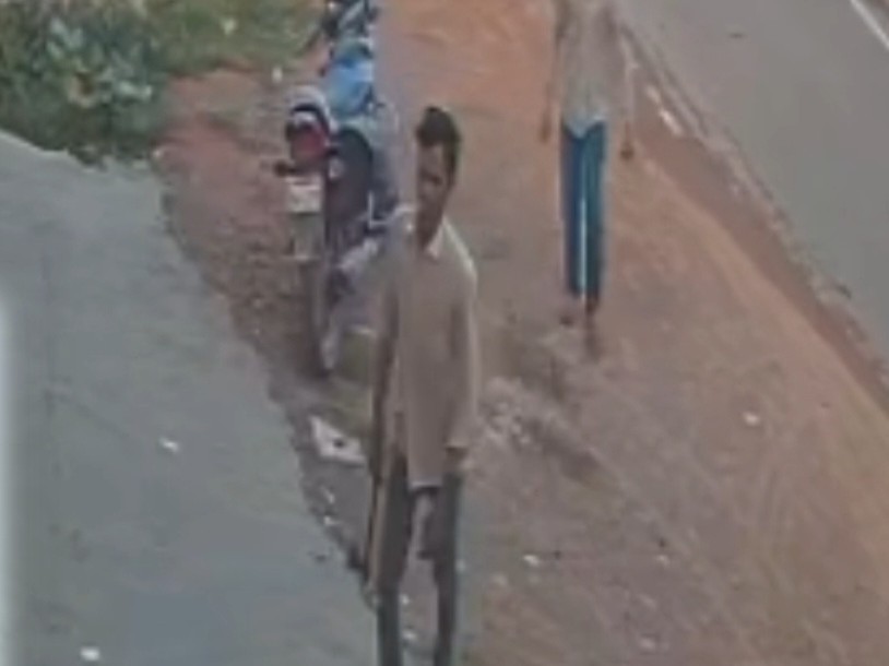 सीसीटीवी में दिखा हमलावर।