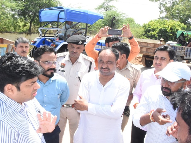 पानी निकासी प्रबंधों का जायजा लेने पहुंचे विधायक कपूर वाल्मीकि व डीसी साहिल गुप्ता