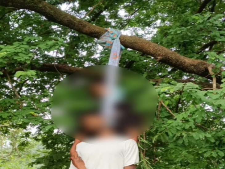 दोनों ने एक ही साड़ी से पेड़ की शाखा पर फांसी लगाई है।