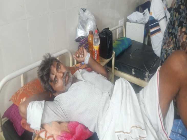 ऑपरेशन टलने पर गर्मी पर वार्ड में पड़ा मरीज।