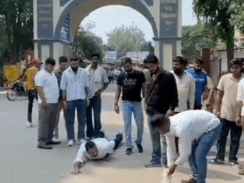 Student leader's protest against the mismanagement in Meerut Medical | मेरठ  मेडिकल में अव्यवस्थाओं पर छात्र नेता की दंडवत यात्रा: बोले- 24 घंटे में नहीं  हुई सुनवाई तो ...