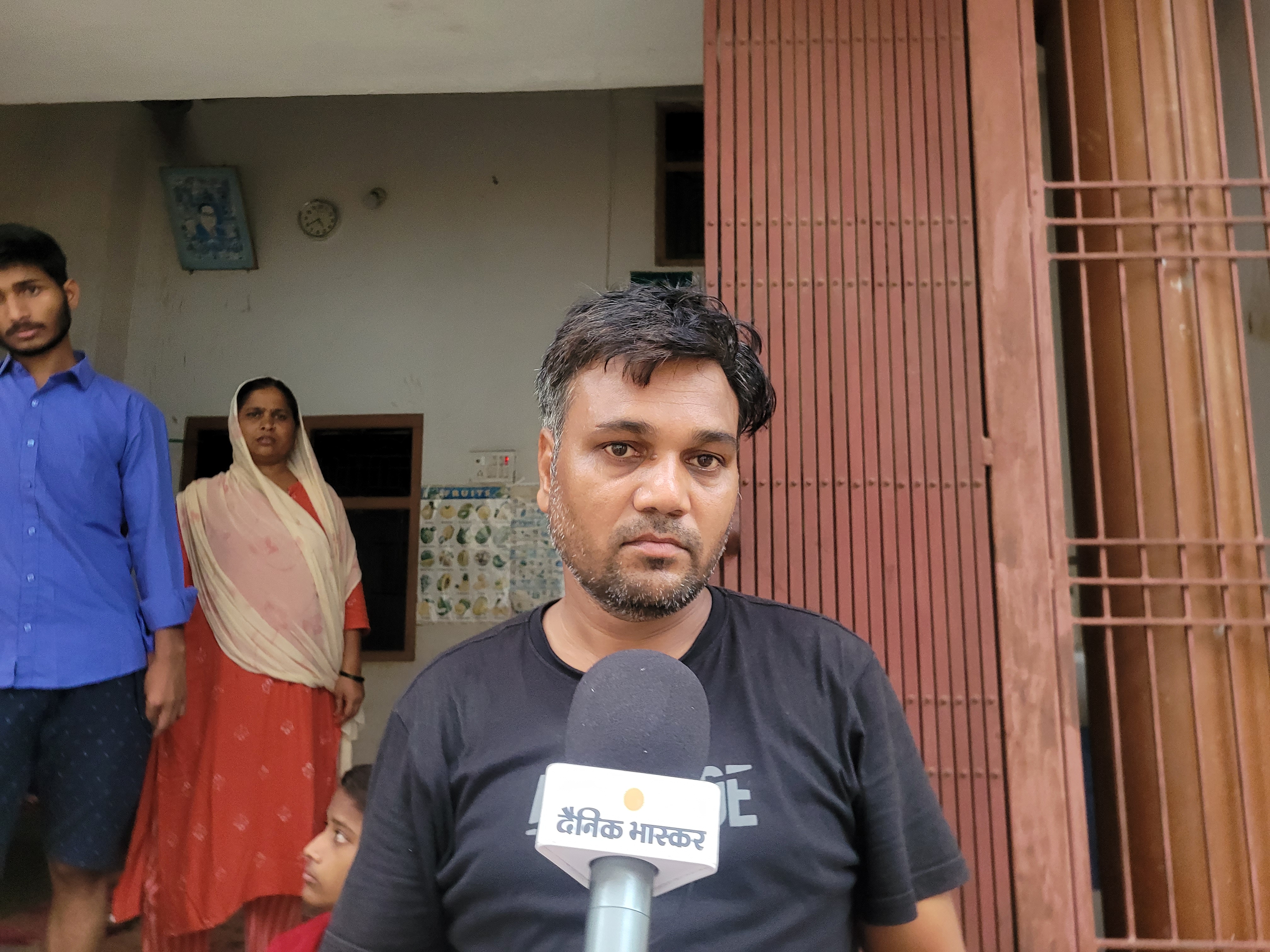 आजमगढ़ में दैनिक भास्कर से बात करता मृतक लोको पायलट दुर्गेश का बड़ा भाई अजीत।