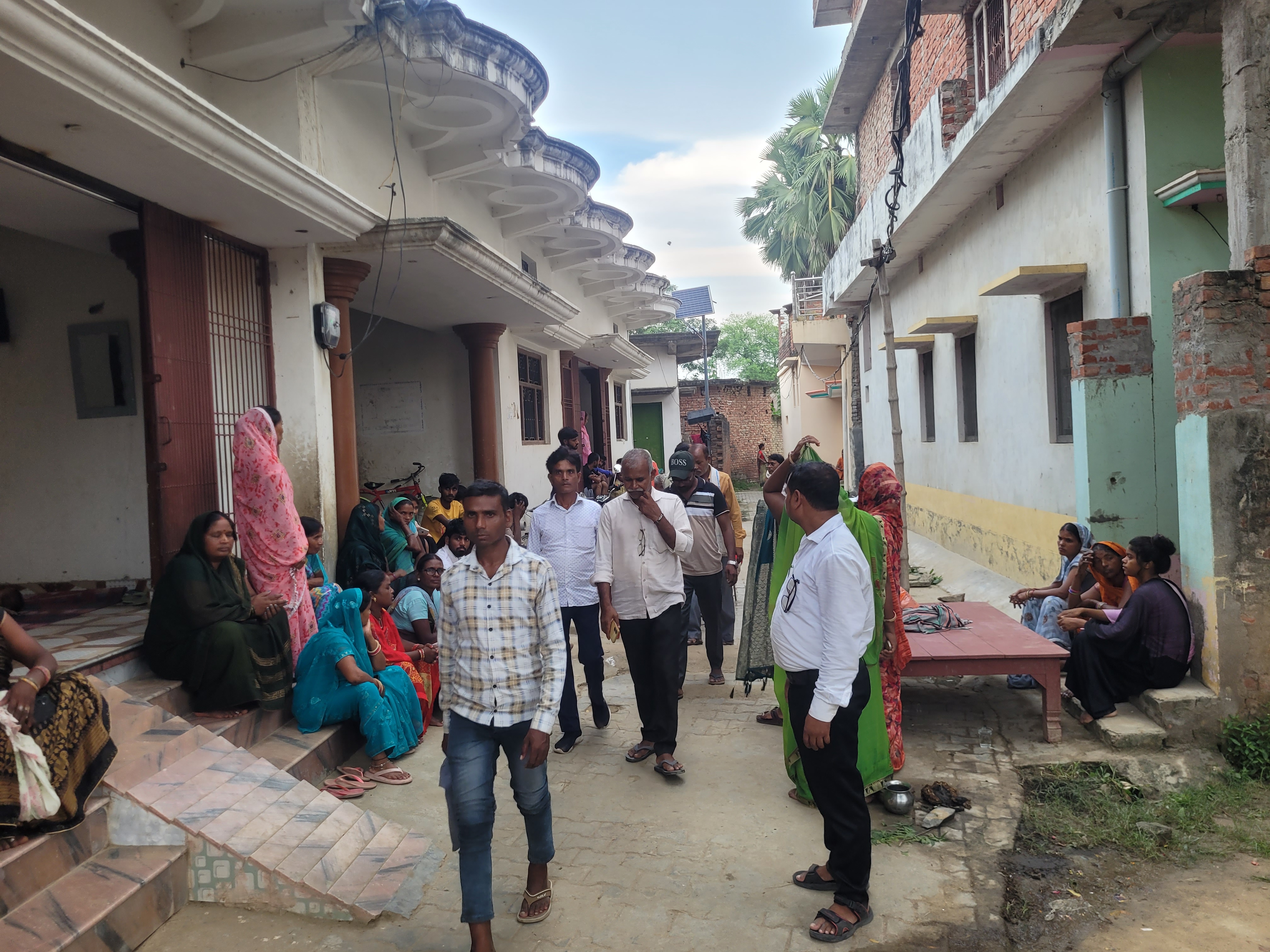आजमगढ़ में लोको पायलट दुर्गेश के घर जुटी भीड़।