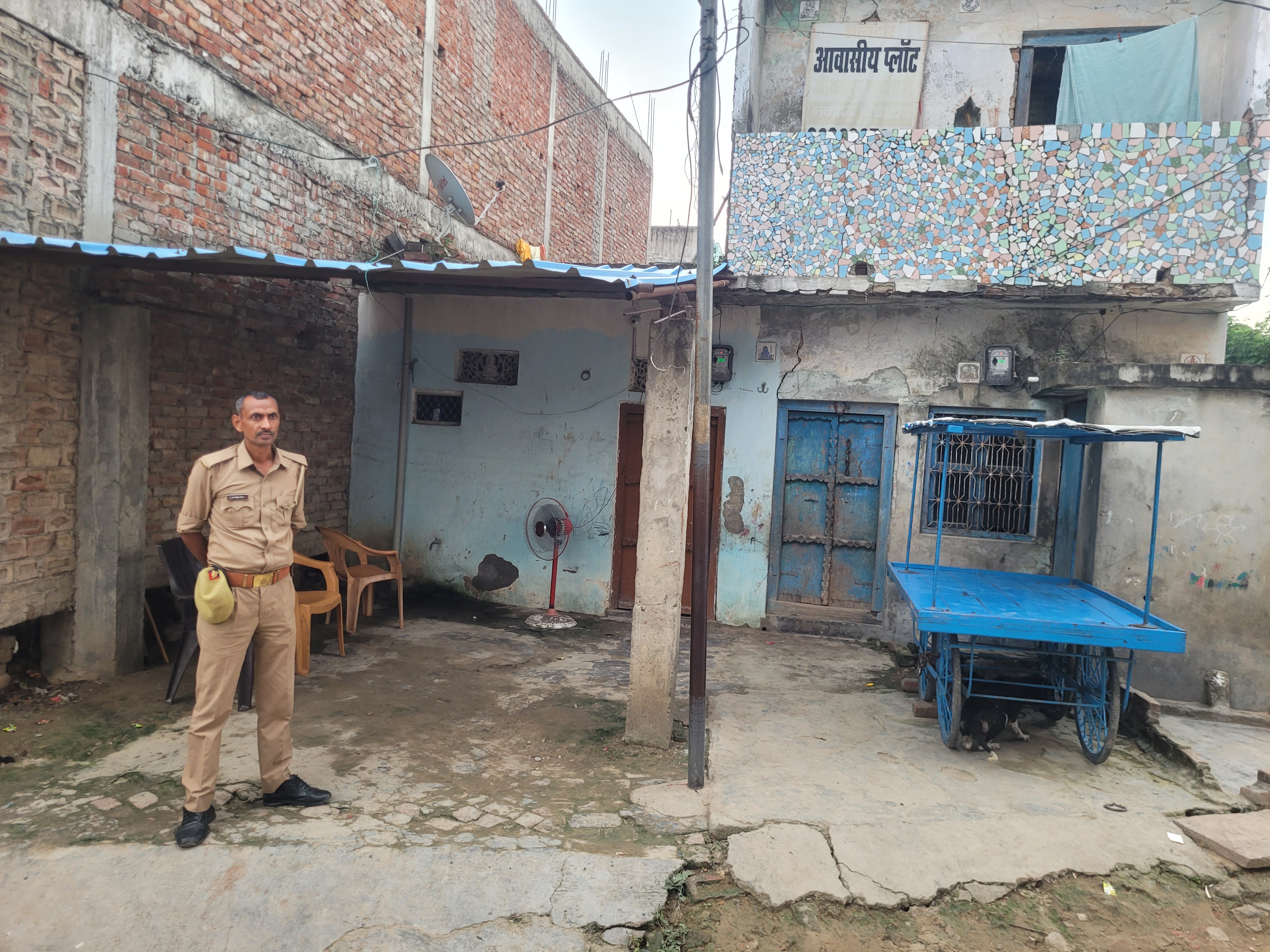 आजमगढ़ में लोको पायलट हत्याकांड के आरोपी गणेश यादव के घर तैनात पुलिस।