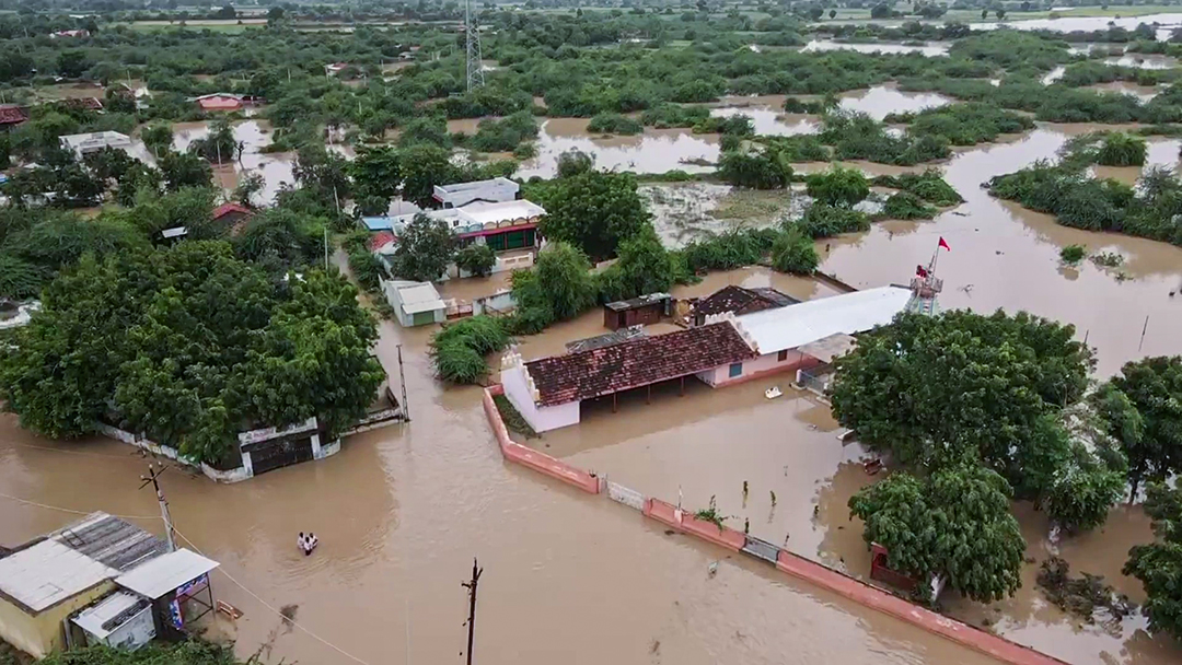 Flood situation has been created in many areas of Gujarat. Suigam village of Banaskantha is submerged in water.