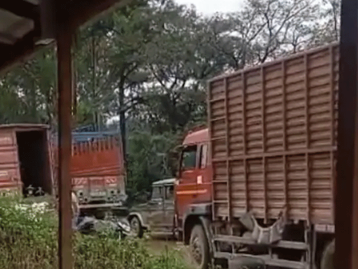 The protesters have stopped trucks in Naga-dominated areas with National Highways 2 and 37. - Dainik Bhaskar
