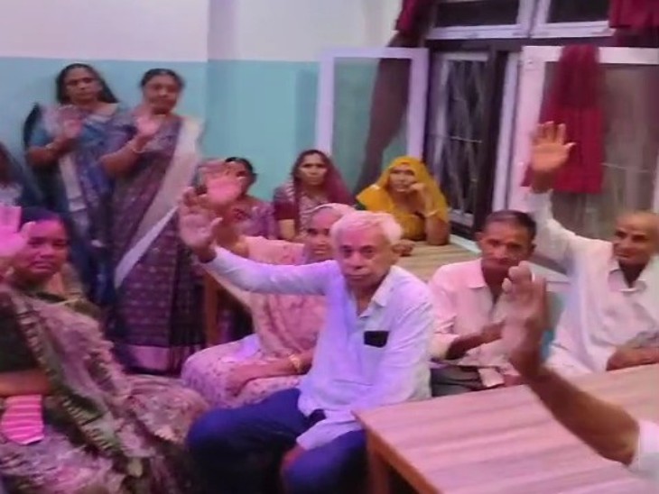 भावनगर के नारी गांव से नेपाल गए 43 पर्यटक एक होटल में सुरक्षित हैं।
