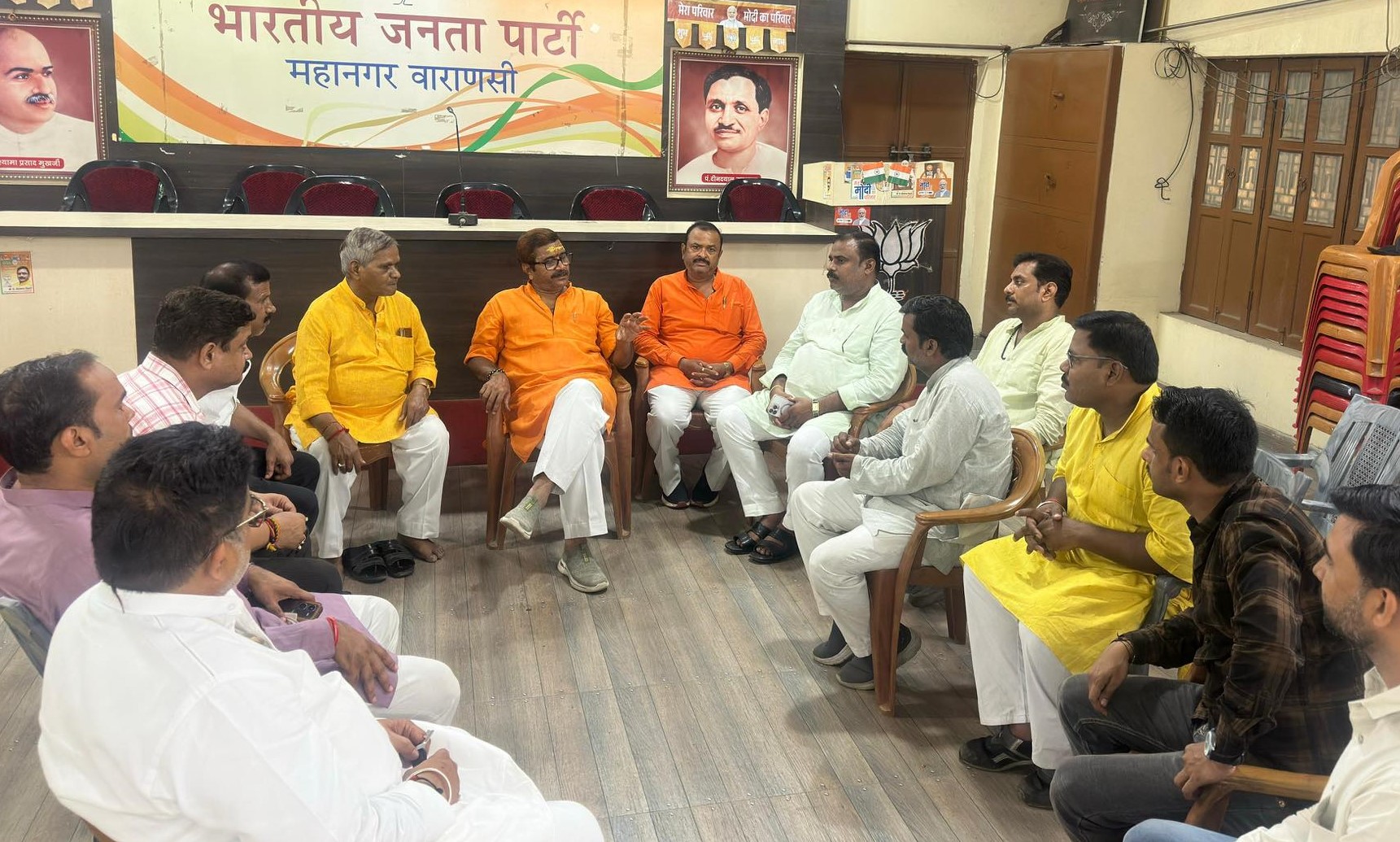 वाराणसी नीचीबाग कार्यालय में प्रधानमंत्री के स्वागत की तैयारियों पर दक्षिणी विधानसभा के प्रमुख पदाधिकारियों के साथ बैठक करते विधायक डा. नीलकंठ तिवारी ।