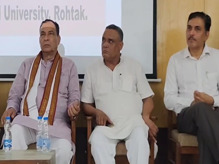 संगोष्ठी में मंच पर मौजूद मोहन लाल बड़ौली।