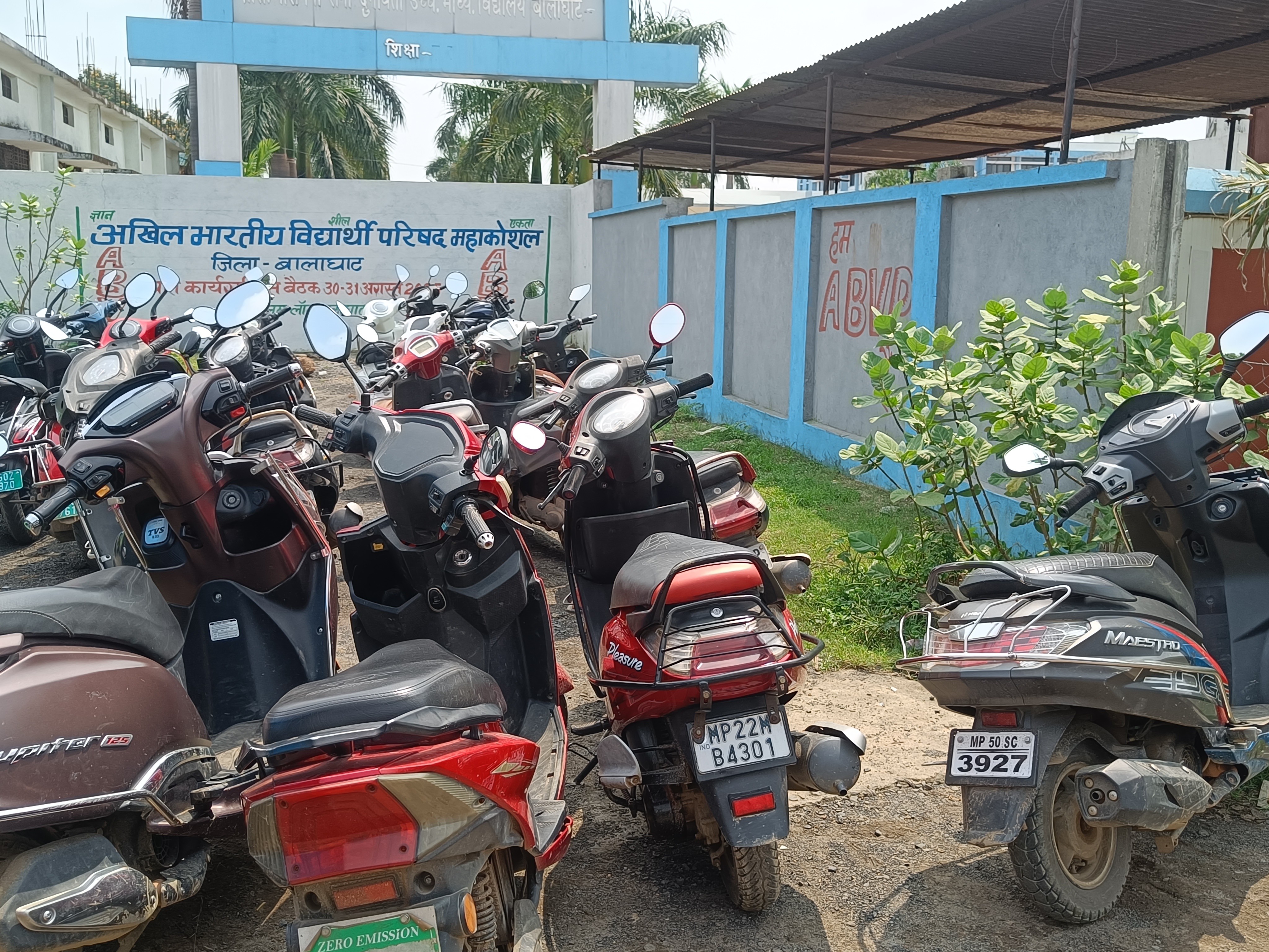 थाने में जब्त वाहन।