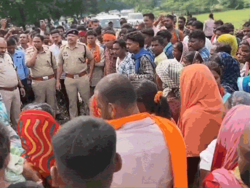 घटना के बाद से गुस्साए परिजनों और ग्रामीणों ने चक्काजाम कर दिया है।